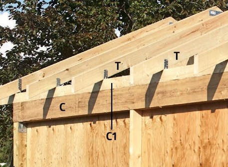 Sperrene festes ved takfoten på isolert bod Sperrene festes til toppsvillen ved takfoten på isolert bod